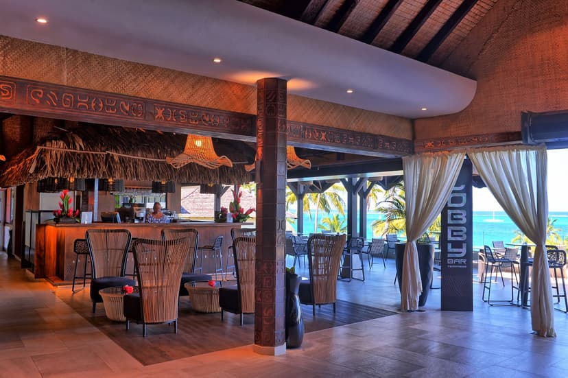 Tiki Bar & swim-up bar