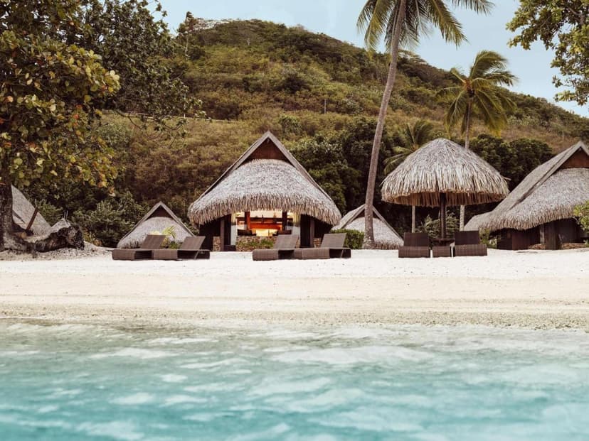 Poolside & beach bars