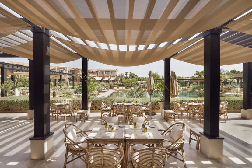 Pool-garden dining