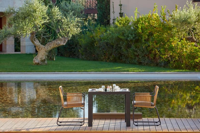 The swim-up Pool Bar