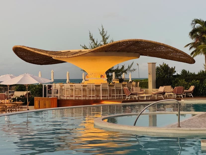 Swim-up pool bar