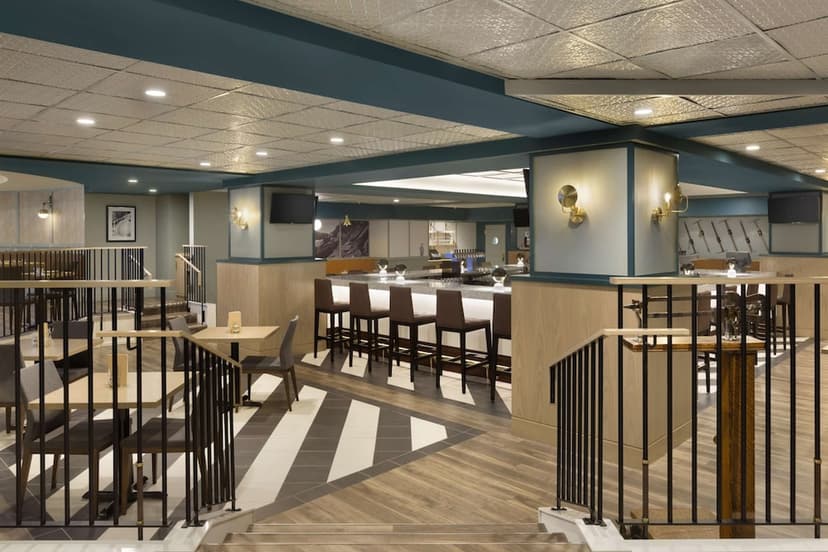 Lakeview Lounge