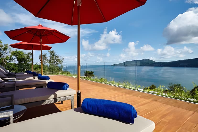 Clifftop infinity pool: Over Patong Bay.