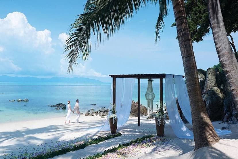 Quiet-zone beach: Hammocks over the water.