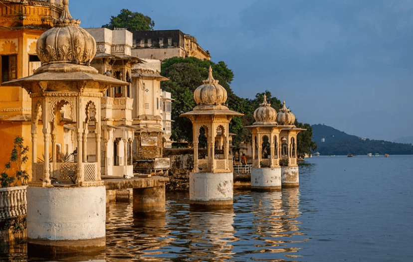 Sunset boat rides: Past the City Palace and Lake Palace.