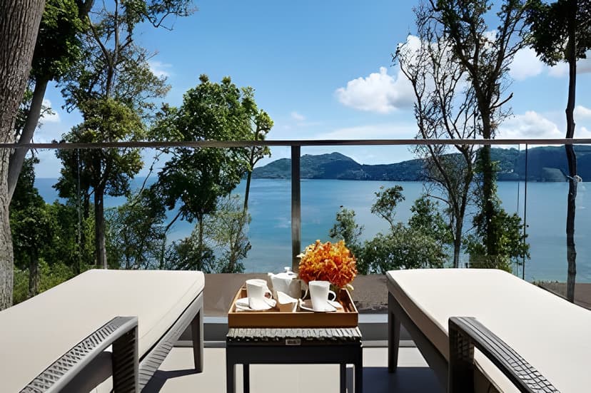 Breeze Spa: Sea-facing treatment pavilions.