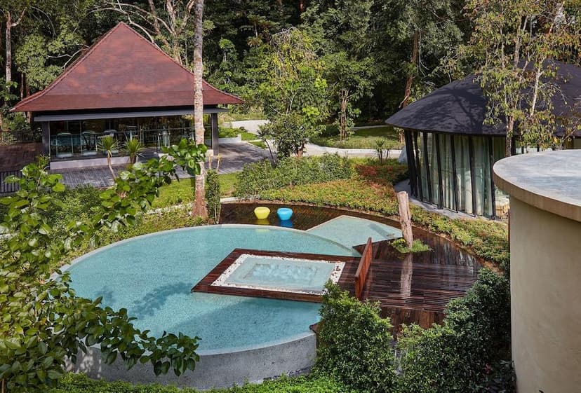 Pool villas: Between rainforest and the Andaman Sea.