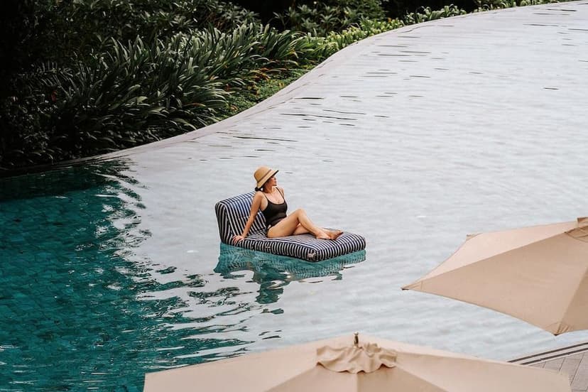 Sea-view pools: A figure-eight design.