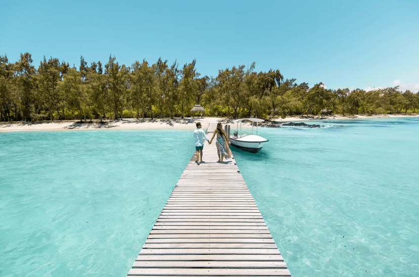 Island-hopping by day — the activity/scene in action. Beaches and lunch venues across the islands.