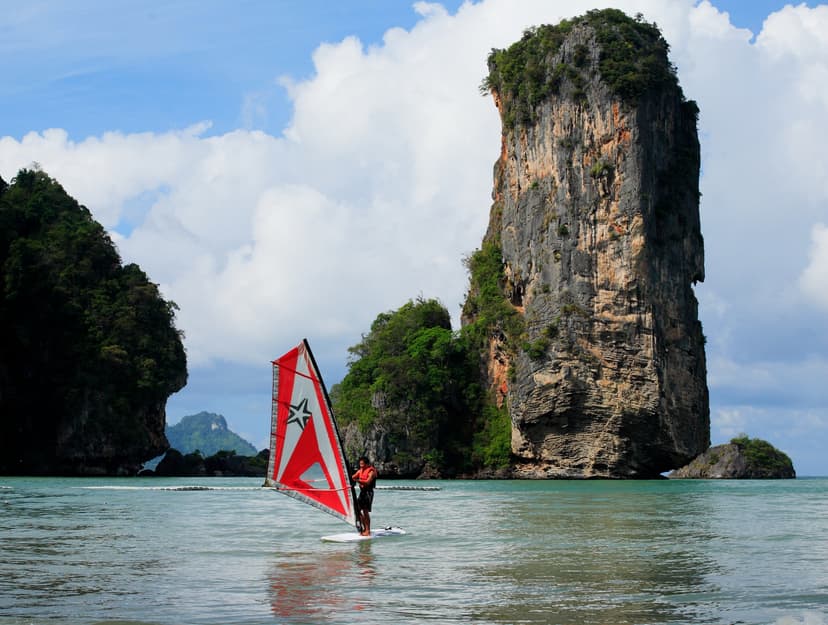 Watersports: Kayak, SUP, sailing and windsurf.