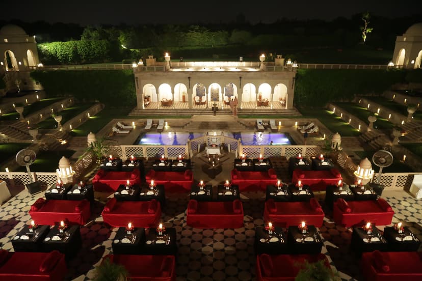 Esphahan: Indian dining with live music.