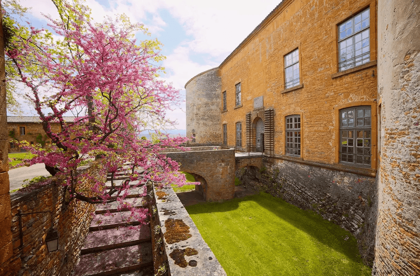 Hero / card image: Château de Bagnols