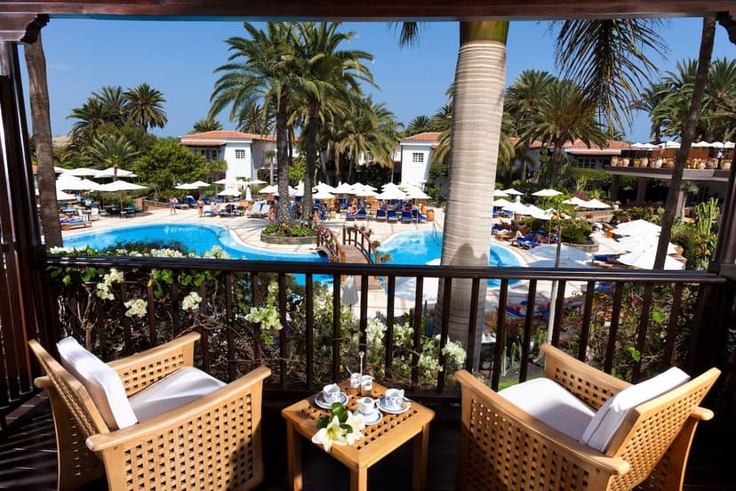 Deluxe Pool-view Room