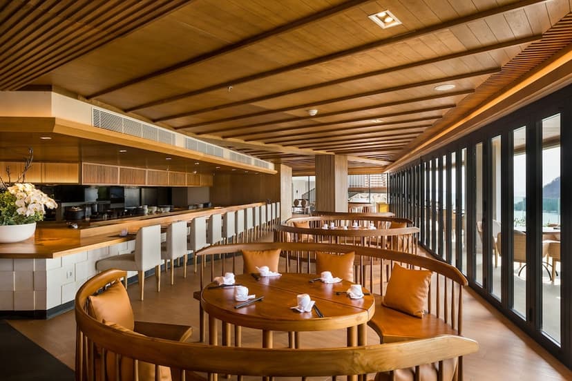 Beach & deck dining