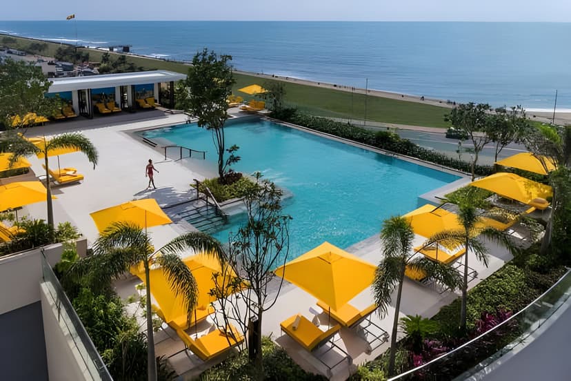 Ocean-view pool: Sunsets over Galle Face Green.