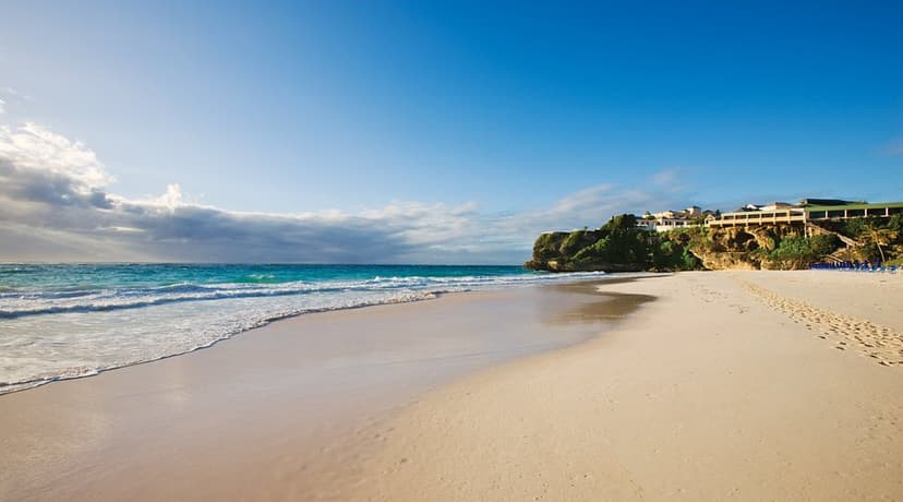 Crane Beach: Famous pink sand below the cliff.