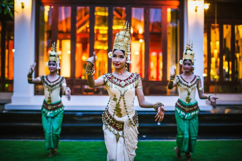 Apsara dinners: Dance in the courtyard.