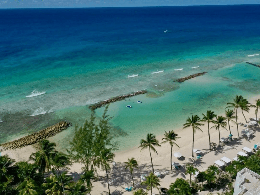 The swimming lagoon: Sheltered, family-friendly water.