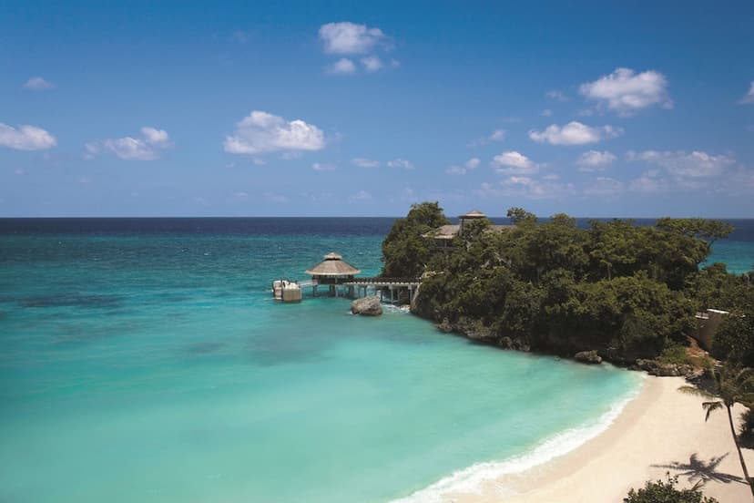 Marine sanctuary: Artificial-reef restoration and 20+ dive sites.