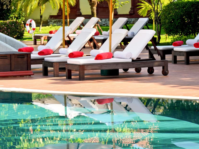 Swim-up pool: In tropical gardens.