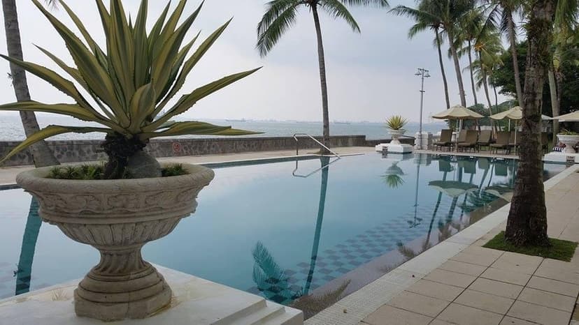 Seafront pool & lawn: The world’s longest hotel sea-front lawn.