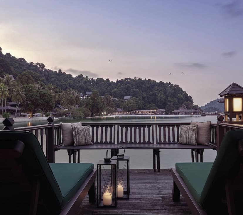 Sunset cruises: With canapés.