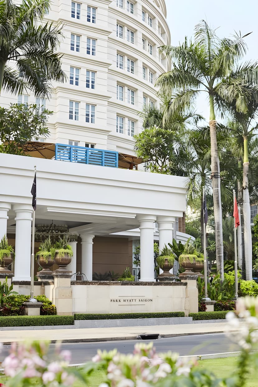 Walk to landmarks: Ben Thanh, Reunification Palace, Notre-Dame.