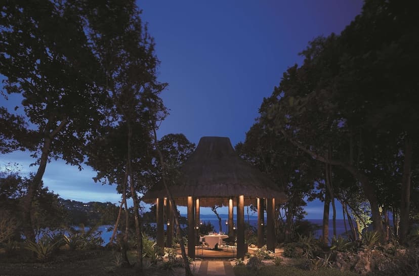 Cliff-top & treetop dining: Sirena and Rima.