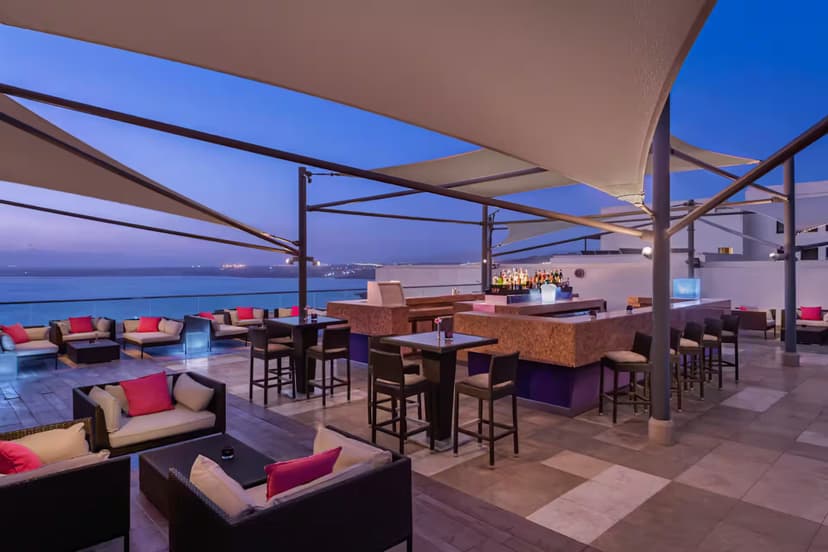 Sky Bar rooftop: With a DJ after sunset.