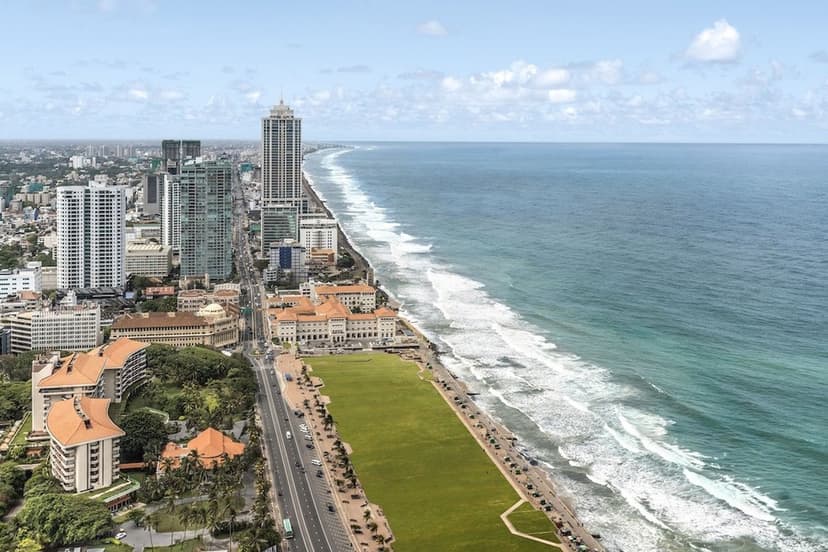 Galle Face Green: Promenade walks.